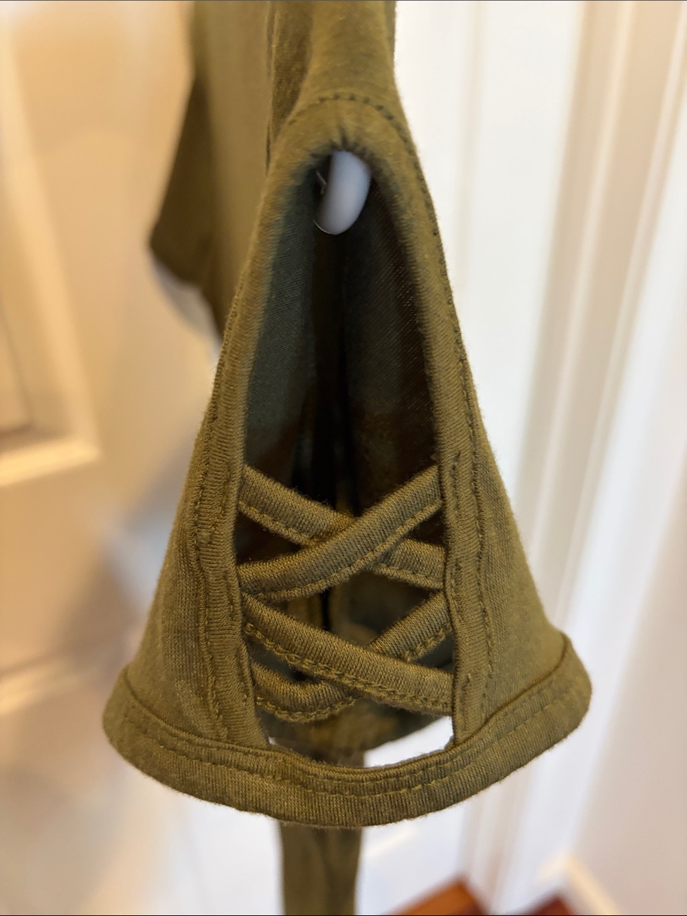 Guess Olive Scoop Neck Pocket Tee - Women's - Picture 4 of 5